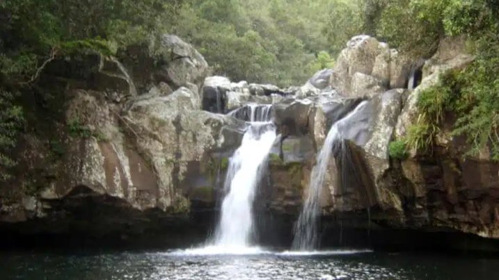 Un bassin au pied d'une cascade du Sud Sauvage, La Réunion