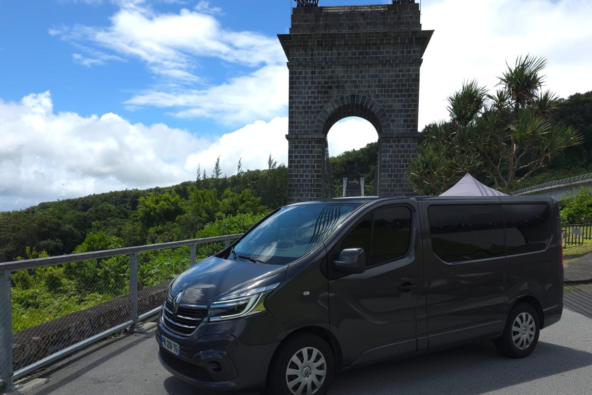 Véhicule RTS sur une route de La Réunion