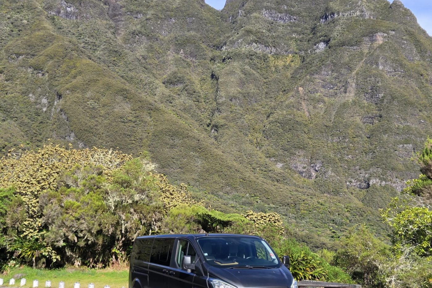 Véhicule RTS sous les remparts, logistique bagages sur les sentiers de La Réunion