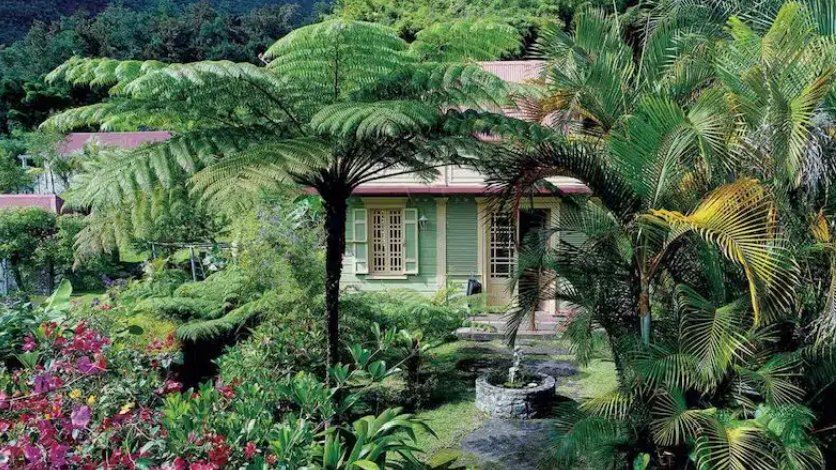 Une case créole colorée et son jardin à Hell-Bourg, La Réunion