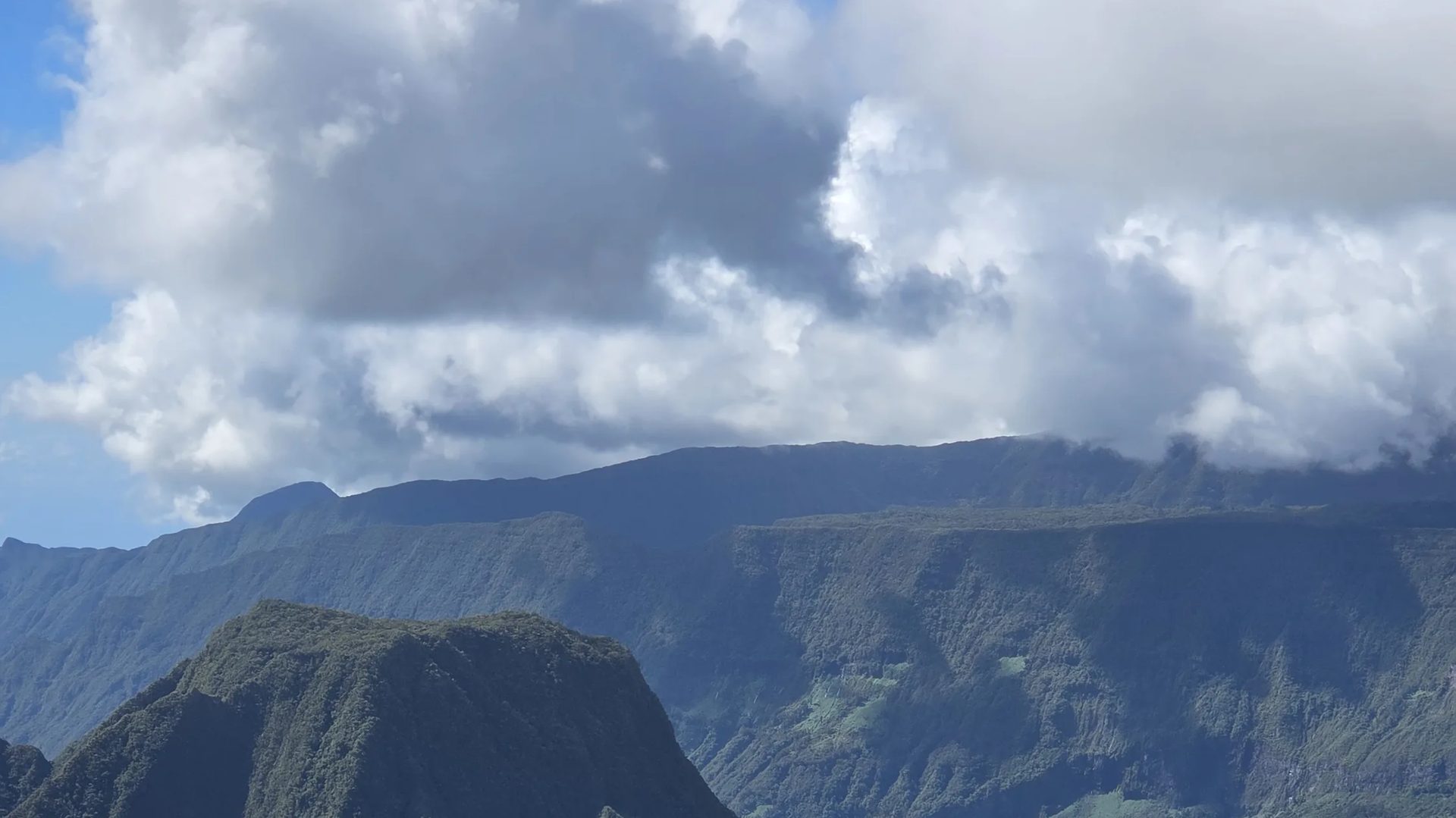 Le cirque de Salazie et ses remparts sous les nuages, La Réunion