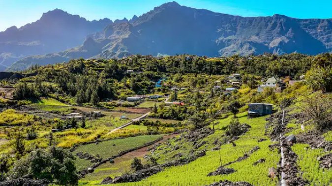 Un îlet de Mafate accroché à la montagne, accessible seulement à pied, La Réunion