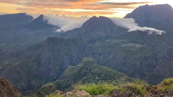 Le cirque de Mafate à l'aube, vu du Maïdo, La Réunion