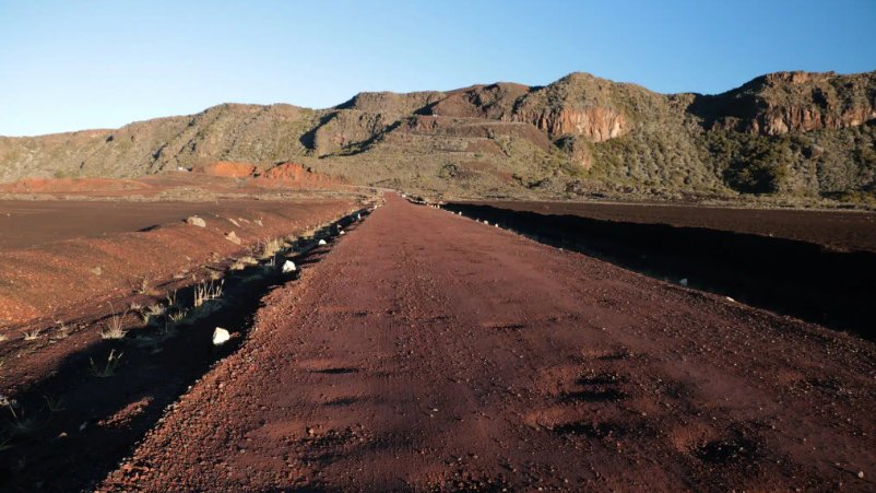 La Plaine des Sables, étendue minérale rouge et noire sur la route du Volcan, La Réunion