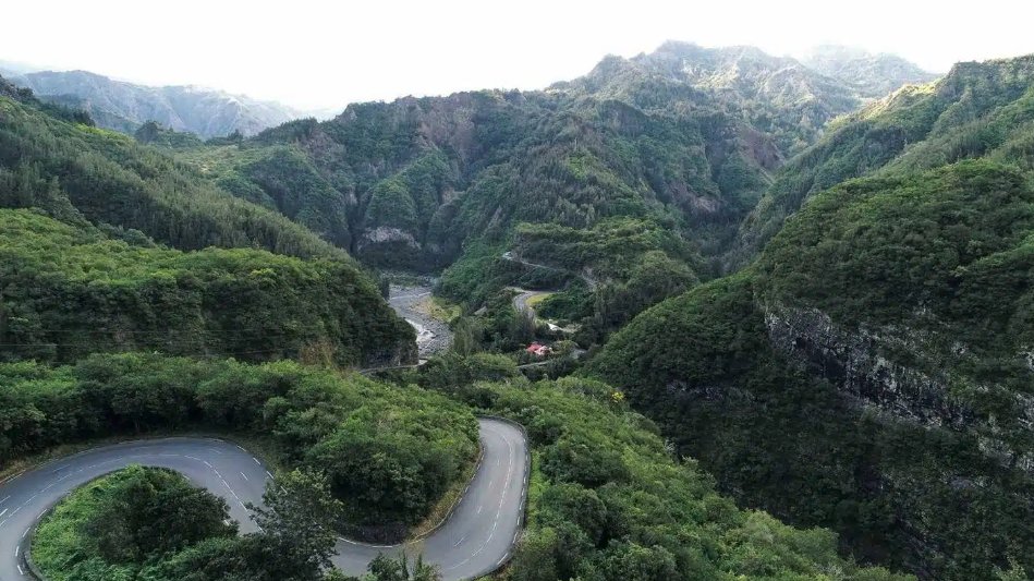 La route aux 400 virages qui grimpe vers Cilaos, La Réunion