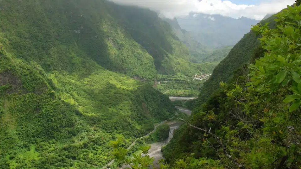 La route de Cilaos serpentant dans la vallée du Bras de Cilaos, La Réunion